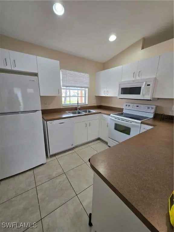 Rent Duplex with 2 Bedrooms and Den in a Great Area Featuring a Screened Lanai