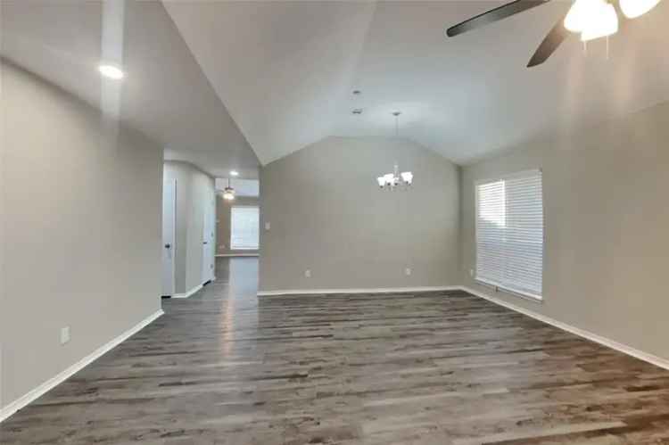 Rent Charming Home in Arlington with 4 Beds and Spacious Backyard