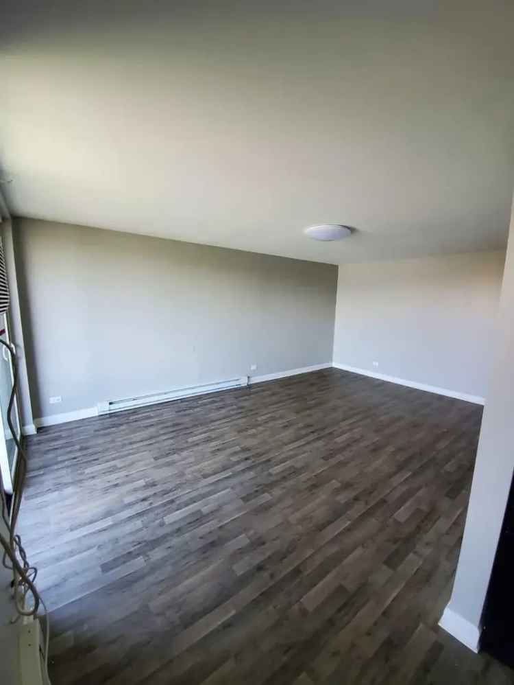 Rent Apartment Unit with 2 Bedrooms and Natural Light