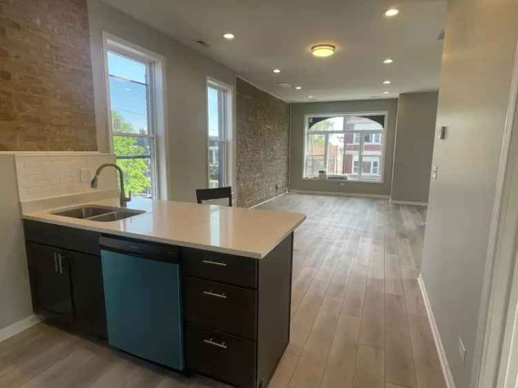 Rent Beautiful 3 Bed 2 Bath Apartment in Pilsen Neighborhood