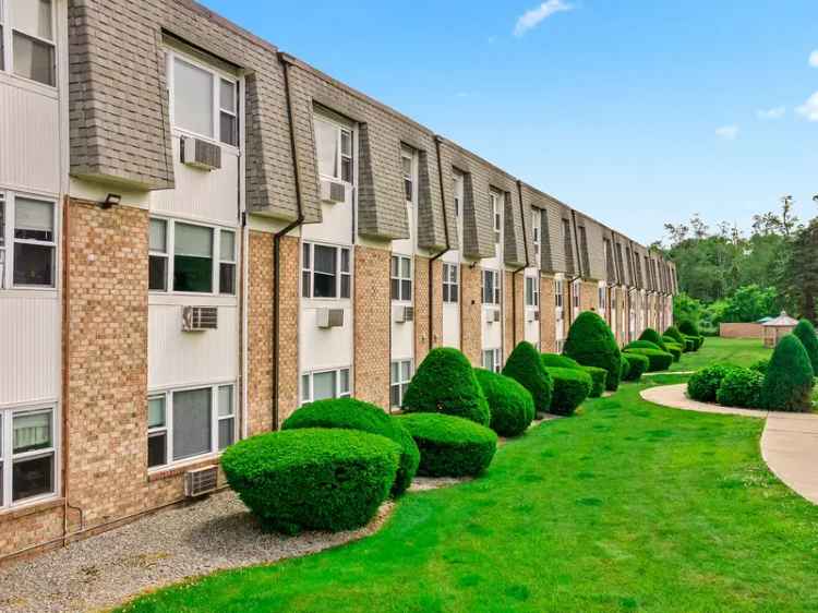 Rent Garden Style Apartments Near I-195 in East Providence