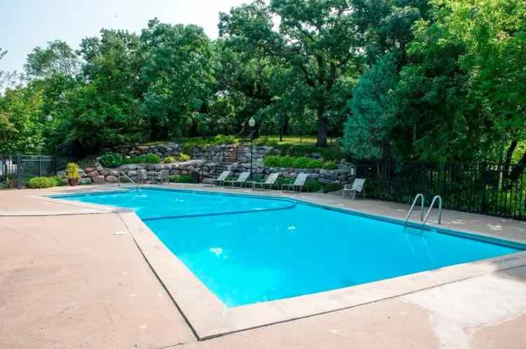 Rent Apartments in Edina with Beautiful Surroundings and Pool