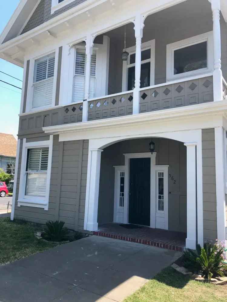 Rent Victorian Home with 5 Bedrooms in Vibrant West End