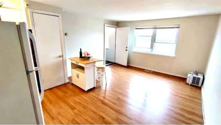 Rent One Bedroom Apartment in Manayunk with Parking Features