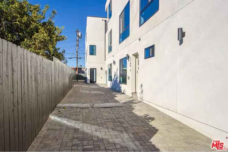 Invest in Spacious Multifamily Property in North Hollywood with Modern Amenities