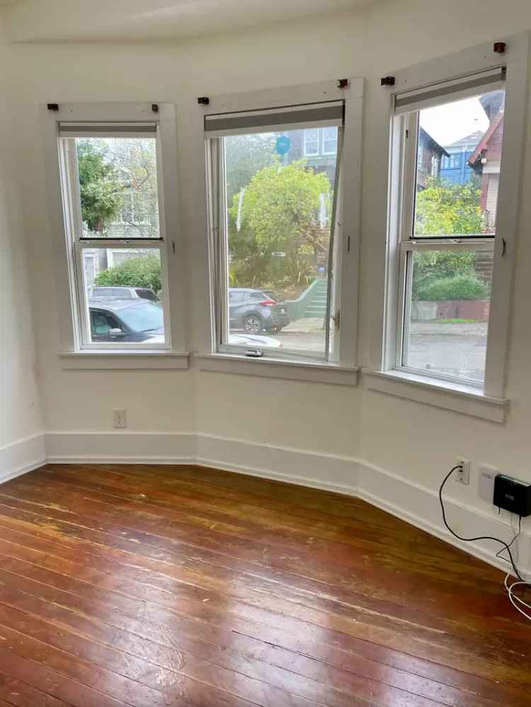 Rent Duplex Apartment in North Oakland with Spacious Backyard and Parking