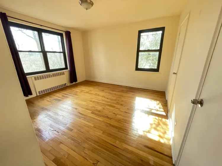 Rent Beautiful 2BR 2BA Apartment in Hartsdale with Great Features