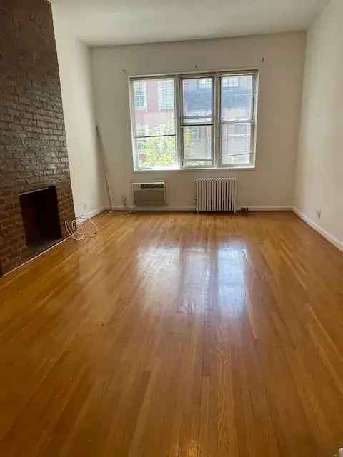 Rent Studio Apartment in Great Location with Hardwood Floors