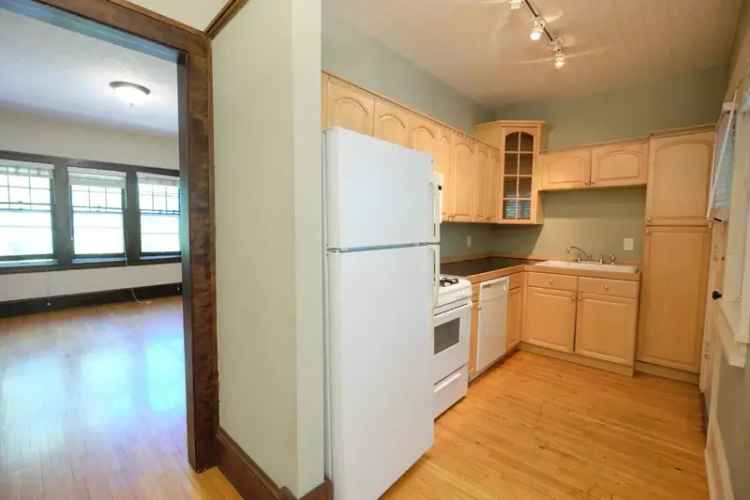 Rent Spacious Apartment Near Grand Ave and Selby Avenue in Fairview Flats