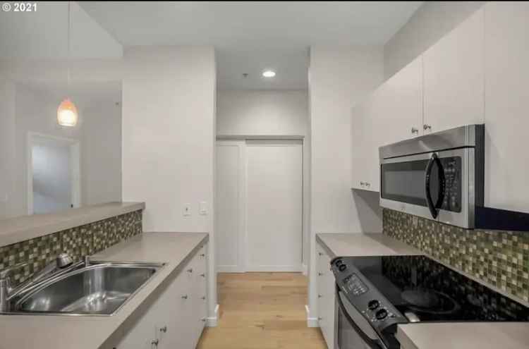 Rent Apartment Unit in Pearl District with Balcony and Amenities