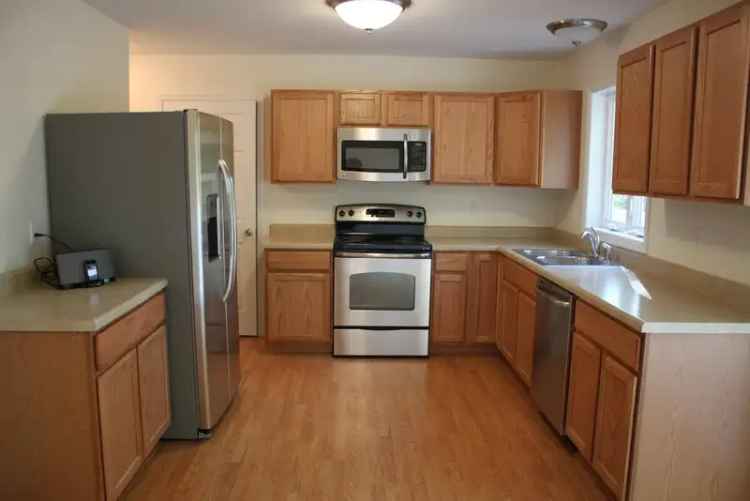 Luxury Duplex Townhouse for Rent in Clifton Park with Modern Amenities