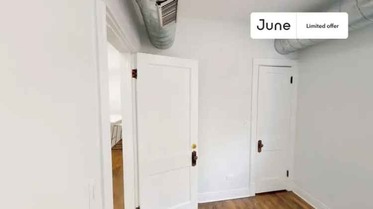 Room for Rent in Logan Square with Modern Amenities and Flexible Lease