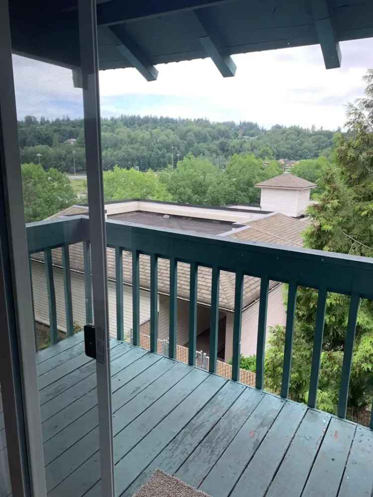 Rent Apartments in Tukwila with Pool and Convenient Amenities