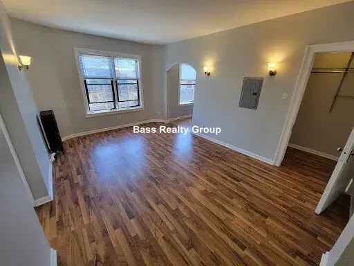 Rent Apartment Unit in East Rogers Park with Modern Kitchen and Ample Space