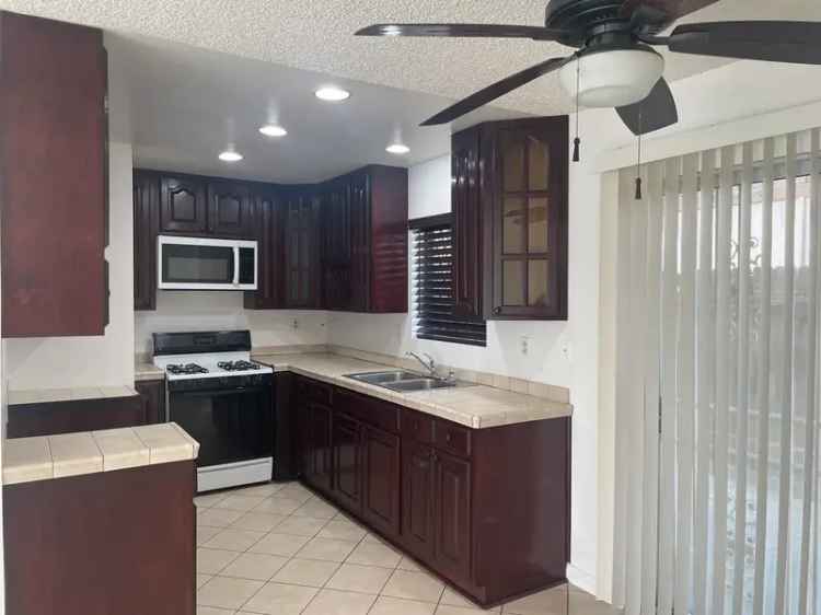 Townhouse for Rent with 3 Bedrooms and Community Pool