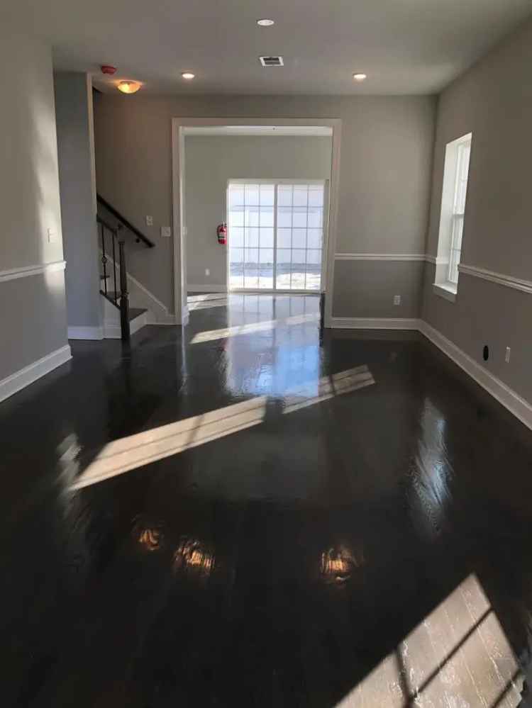 Townhouse for Rent in a Prime Quiet Space with Garage and Backyard