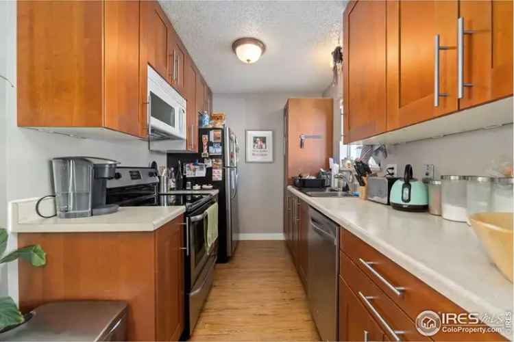 Rent townhouse condo in a fantastic location with modern updates