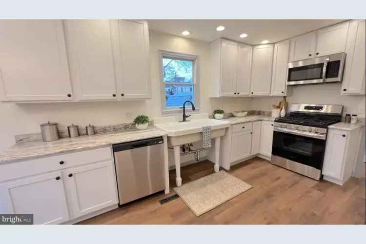 Beautifully Renovated Buy Home in Historic District with 2 Bedrooms