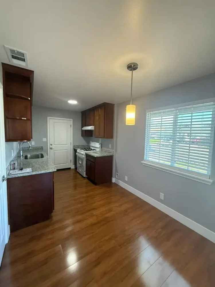 Rent Duplex Apartment 3/1 in Quiet Neighborhood with New Features