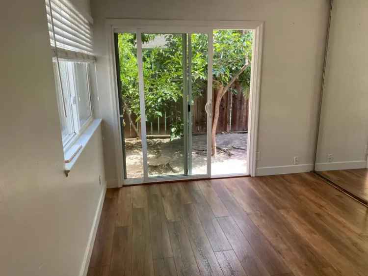 Rent Halfplex with Backyard and Courtyard in Quiet Neighborhood