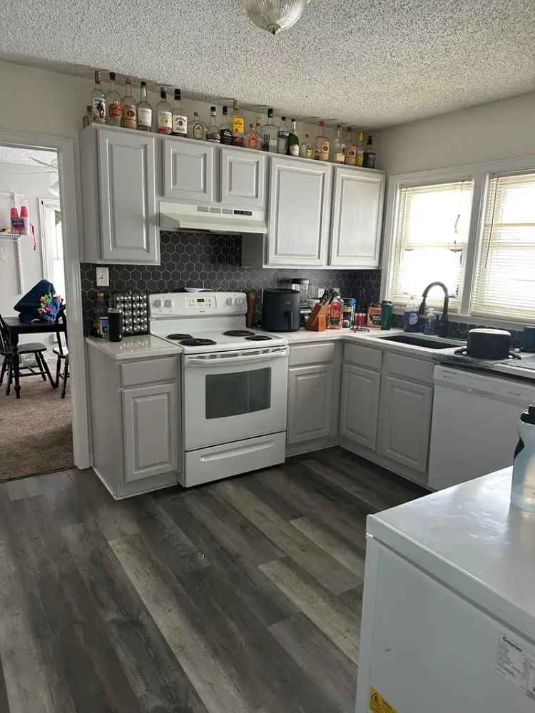 Rent 5 Bedroom House Near Campus with a Renovated Kitchen