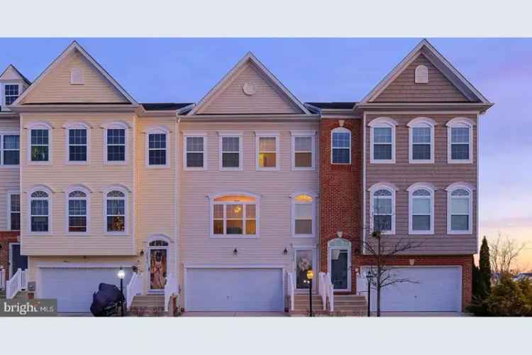 Rent stunning townhome with golf course and pond views in Plantation Lakes