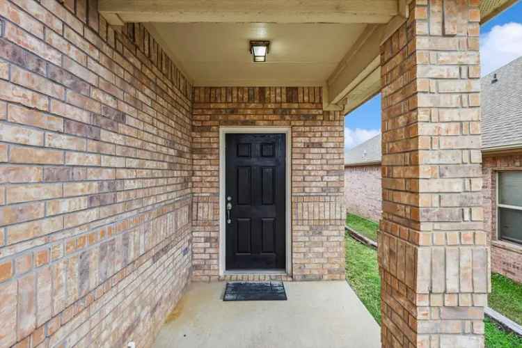 Invest in a Duplex with 3 Bedrooms and 2 Car Garage Near HWY 377