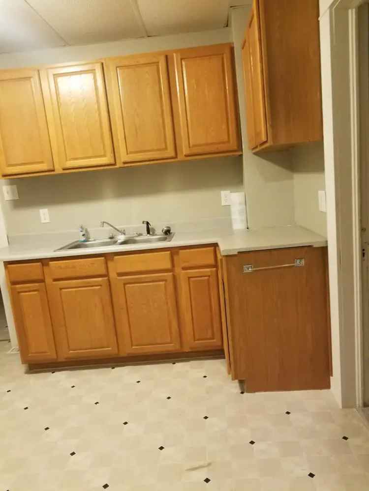 Rent 2 Bedroom Duplex Apartment in Cedar Rapids with Garage and Yard