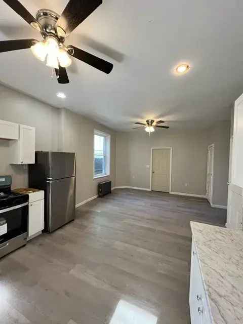 Rent Apartment Unit with Remodeled Features Near Carnegie Library