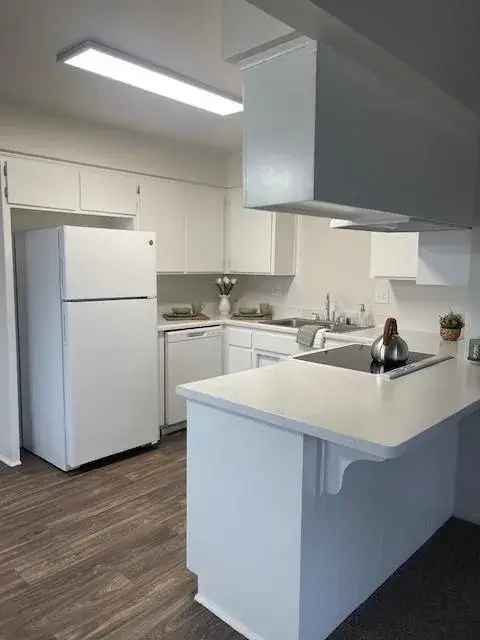 Rent Cedar Oaks Apartments in Bakersfield with Two Bedrooms and Amenities