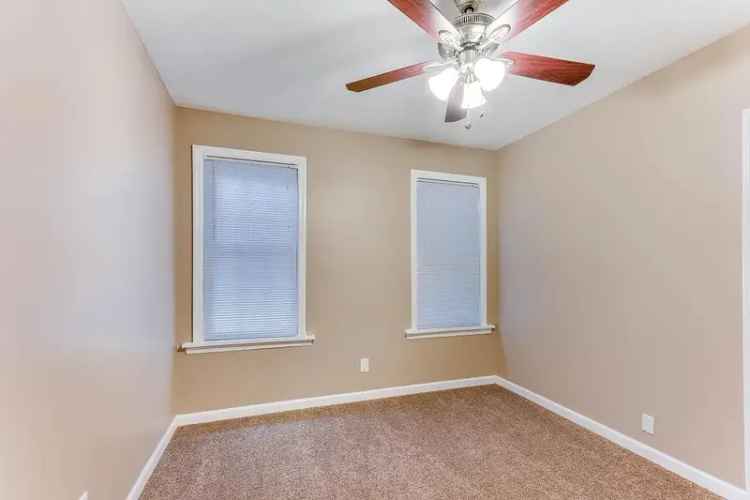 Rent Apartment 2 Bedrooms in Riverside with Hardwood Floors