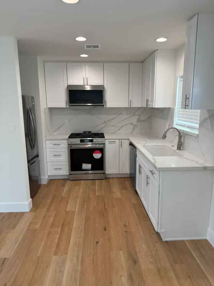 Rent Brand New Apartment in East Side Costa Mesa with Modern Features