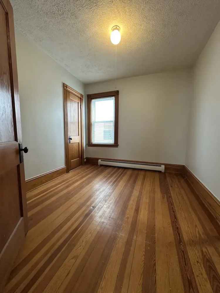 Rent 3 Bedroom Apartment on the 1st Floor with Laundry Hookup