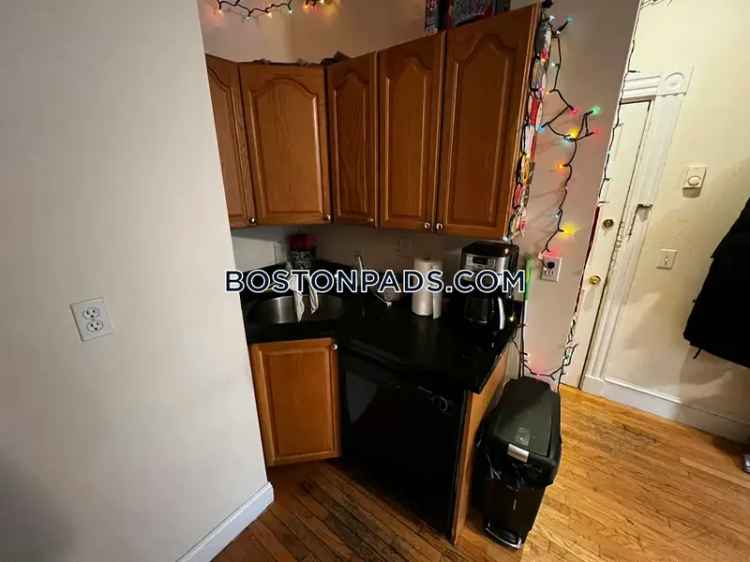 Rent Beautiful 3 Bedroom Apartment in Back Bay with Modern Features