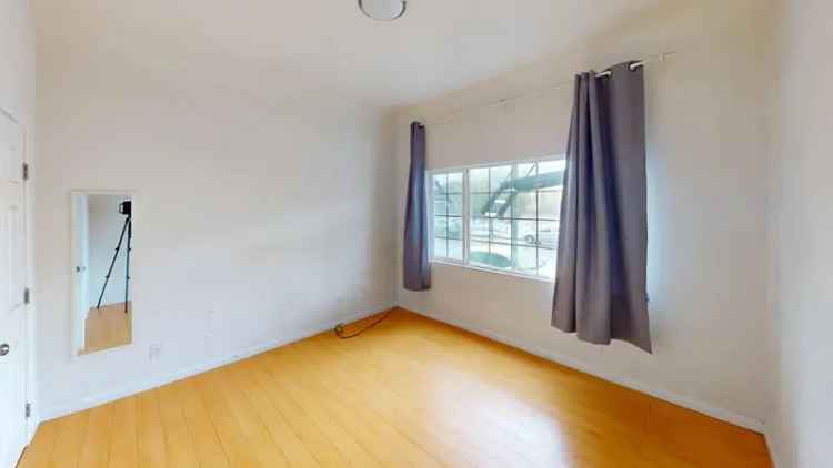 Rent Charming Apartment Unit in Oakland with Hardwood Floors and Pet Friendly