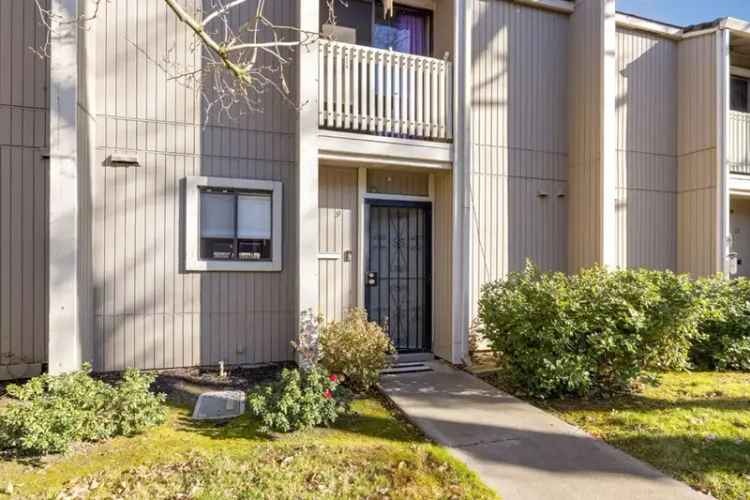 Buy Townhouse in Sacramento with Modern Kitchen and Community Amenities