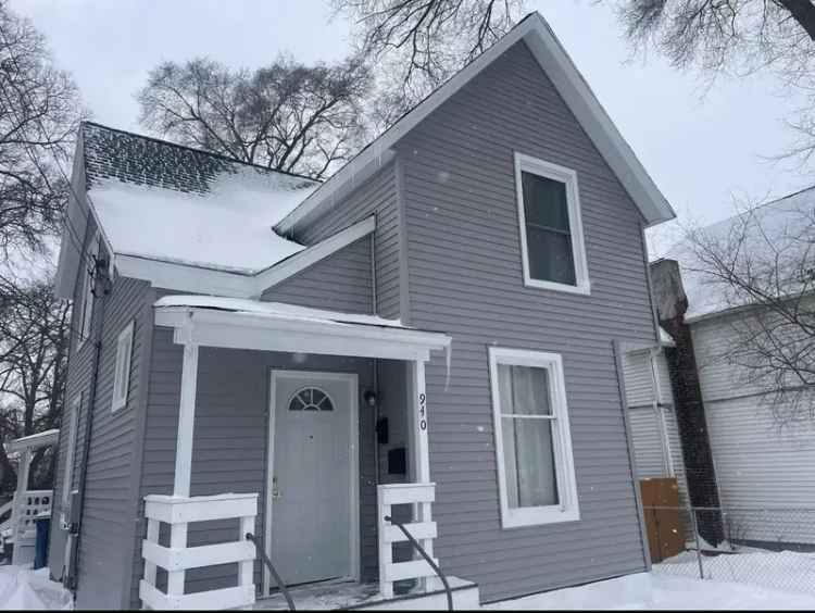 Rent Duplex in Grand Rapids with 2 and 1 Bedroom Units Available