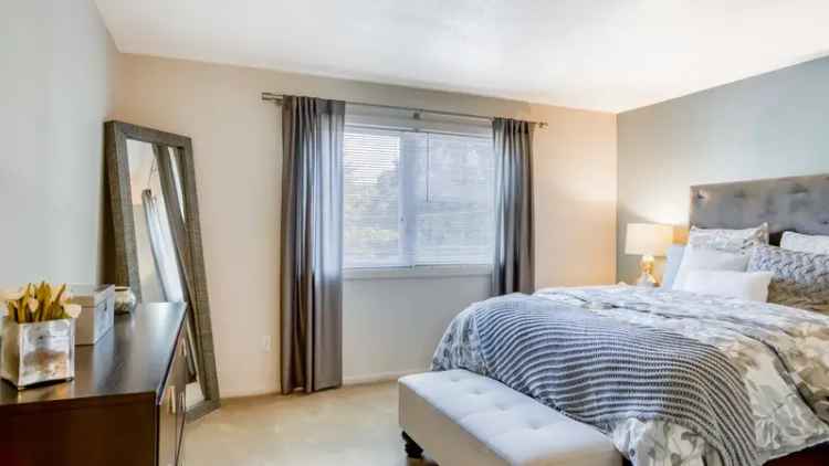 Rent Apartments at Saunders Crossing near Routes 93 and 495