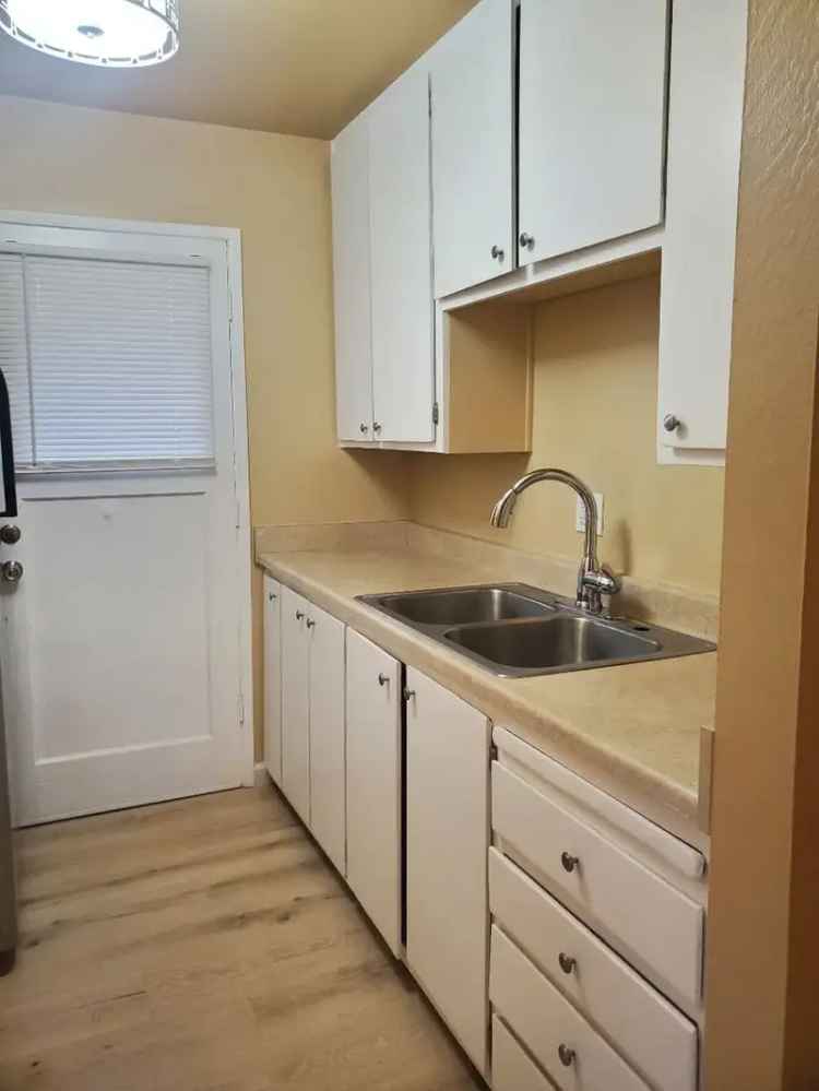 Rent One Bedroom Apartment Unit Near Shopping and Entertainment