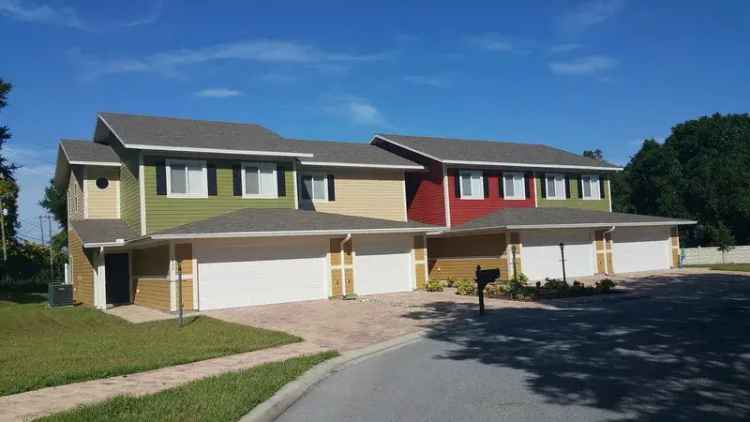 Rent Townhouse in Evergreen at Winter Haven with 3 Bedrooms and 2.5 Baths