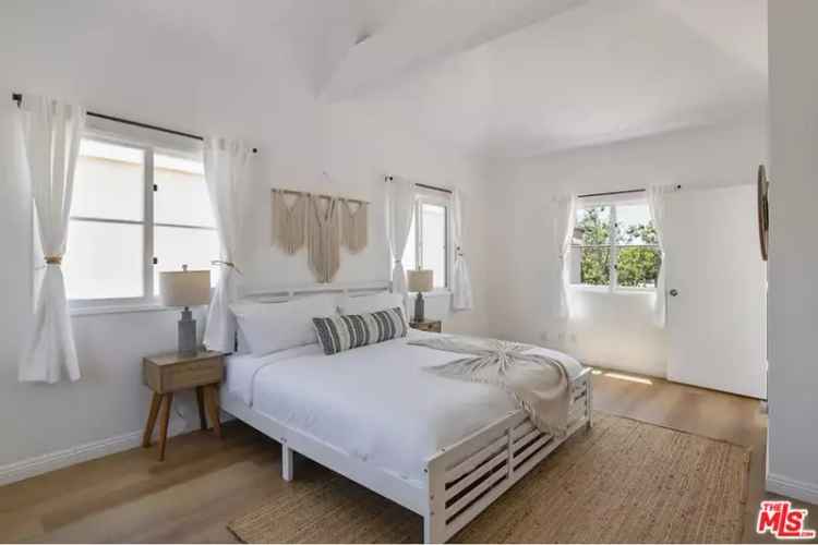 Rent triplex in Venice with updated features and close to the beach