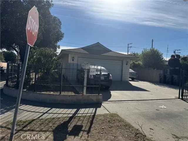 House For Sale in 3502, West Chestnut Avenue, Santa Ana, California