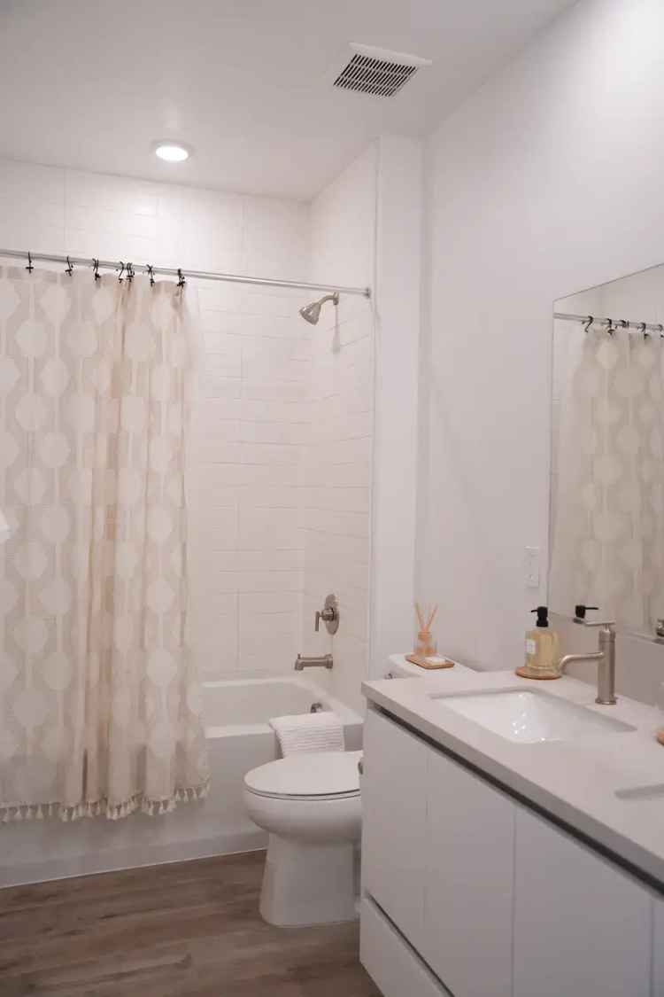 Rent Townhouse in Mid Town Ventura with Spacious Bedrooms and Modern Features