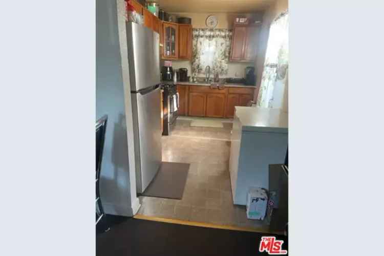 Rent triplex near USC and DTLA with two 2 bedroom units and one 3 bedroom unit