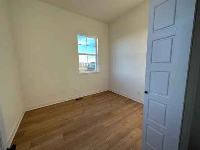 Rent Single Family Townhouse in Ankeny Prairie Trail with Modern Features