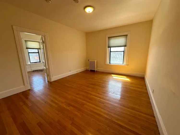 Rent Apartment in Central Square with Hardwood Floors and Spacious Living Room