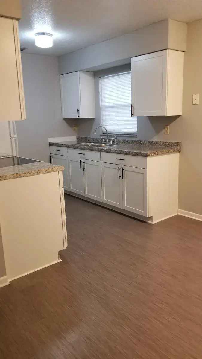 Rent Apartment Unit in Leesburg with 2 Bedrooms and Central Air