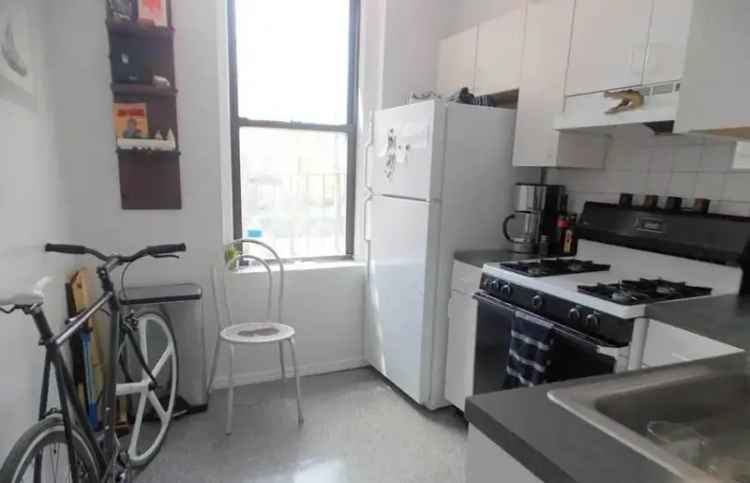 Apartment for Rent in East Village with Sunlight and Spacious Rooms