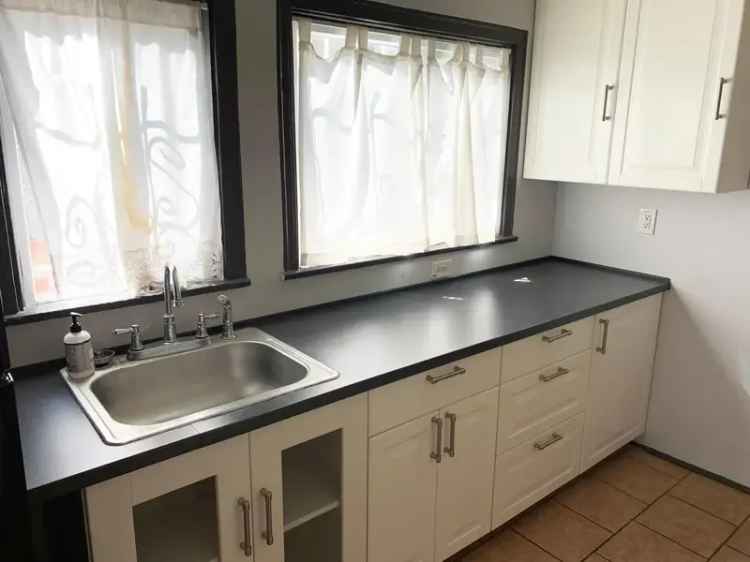 Rent 1 Bedroom House in Prime West Hollywood with Modern Features