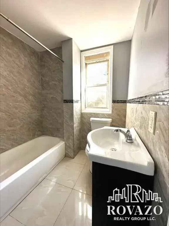 Apartment for Rent in a Beautiful Renovated Unit with Modern Features